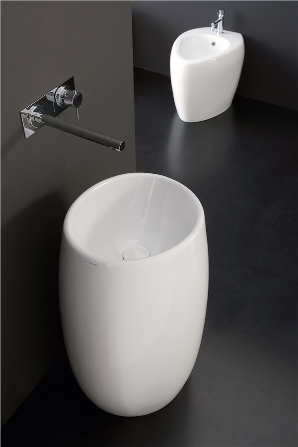 Lavabo Moai, la presenza scultorea che da carattere al bagno